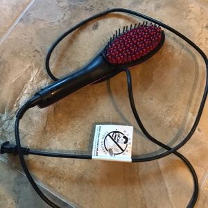 Hot straightening brush